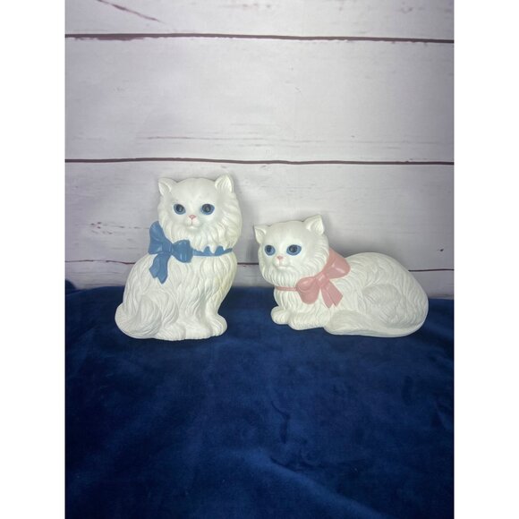 Vintage Plastic White Cat Figurines With Blue‎ & Pink Bows - Picture 1 of 9